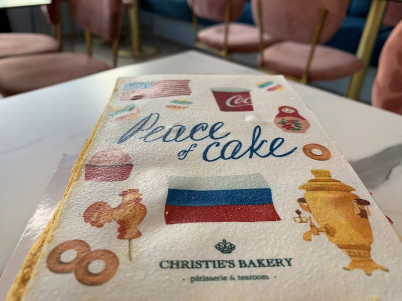 &copy; Reuters. "كعكة السلام" التي ابتكرتها خبازة سويسرية احتفالا بقمة بايدن-بوتين الرئاسية، معروضة في مخبز كريستي في جنيف يوم الأربعاء. صورة لرويترز.