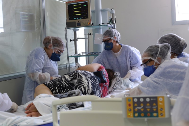 &copy; Reuters. Profissionais de saúde cuidam de paciente com Covid-19 em hospital em São Paulo
17/03/2021
REUTERS/Amanda Perobelli