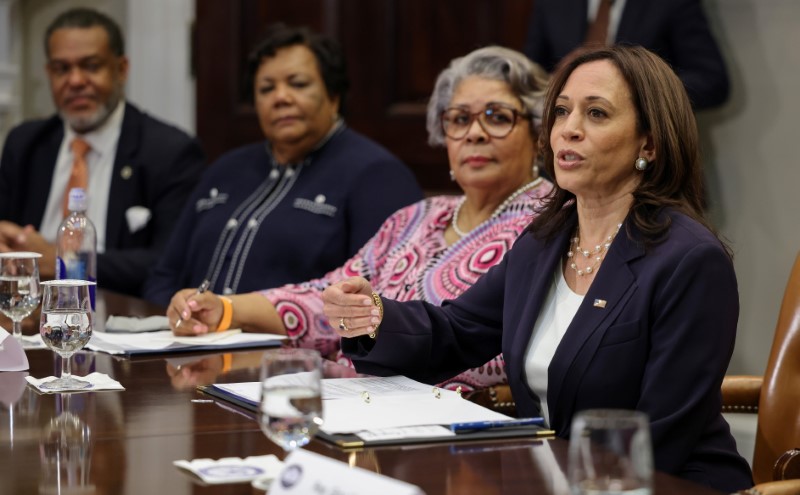 © Reuters. U.S. Vice President Kamala Harris hosts members of Texas State Senate and Texas House of Representatives, who in May blocked passage of legislation that would have made it significantly harder for the people of Texas to vote, at the White House in Washington, U.S., June 16, 2021. REUTERS/Evelyn Hockstein