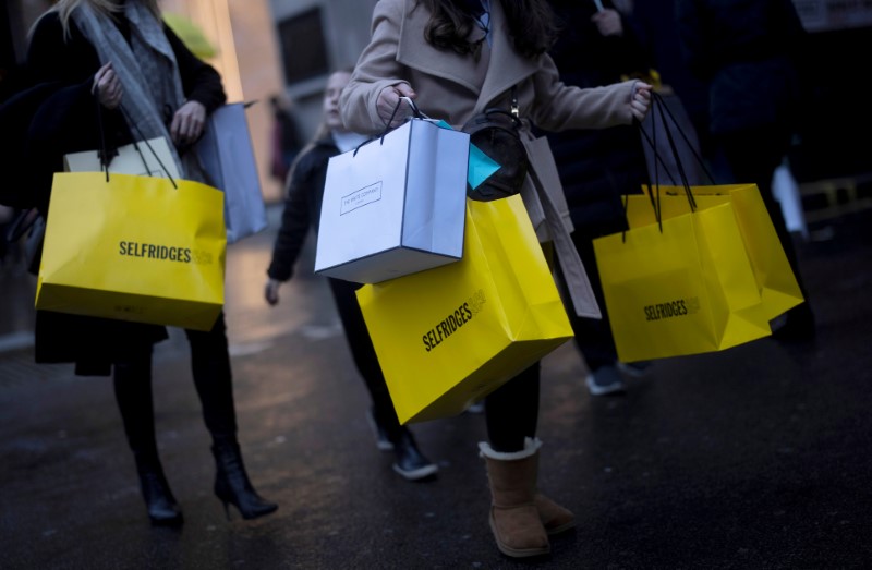 &copy; Reuters. FILE PHOTO: Shoppers walk down Oxford Street, amid the coronavirus disease (COVID-19) outbreak in London, Britain, December 13, 2020. REUTERS/Simon Dawson