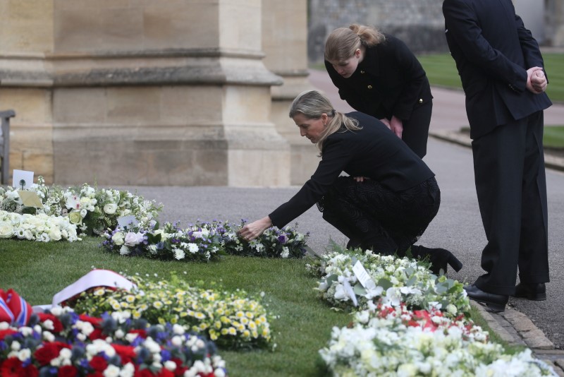 © Reuters. A nora da Rainha Elizabeth, Sofia, observa flores em homenagem ao príncipe Philip
 16/4/2021   Steve Parsons/PA Wire/Pool via REUTERS