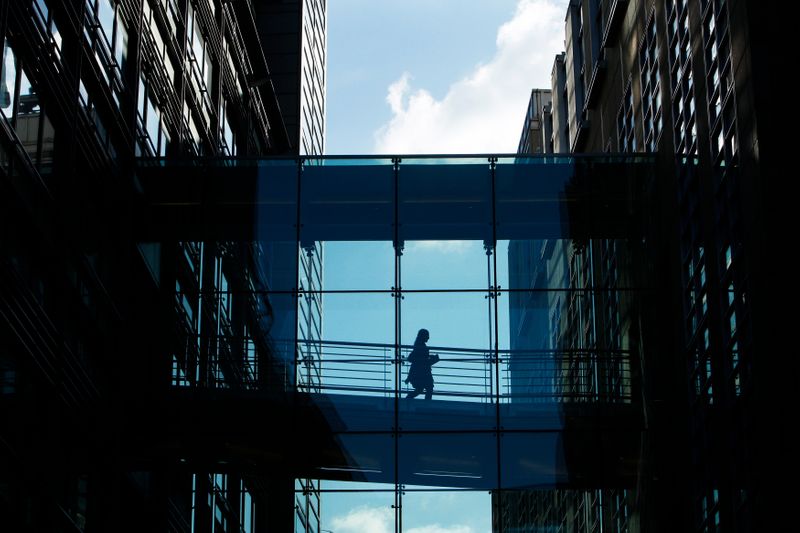 &copy; Reuters. A woman crosses a walkway between Goldman Sachs offices in central London October 15, 2009.  REUTERS/Luke MacGregor/Files