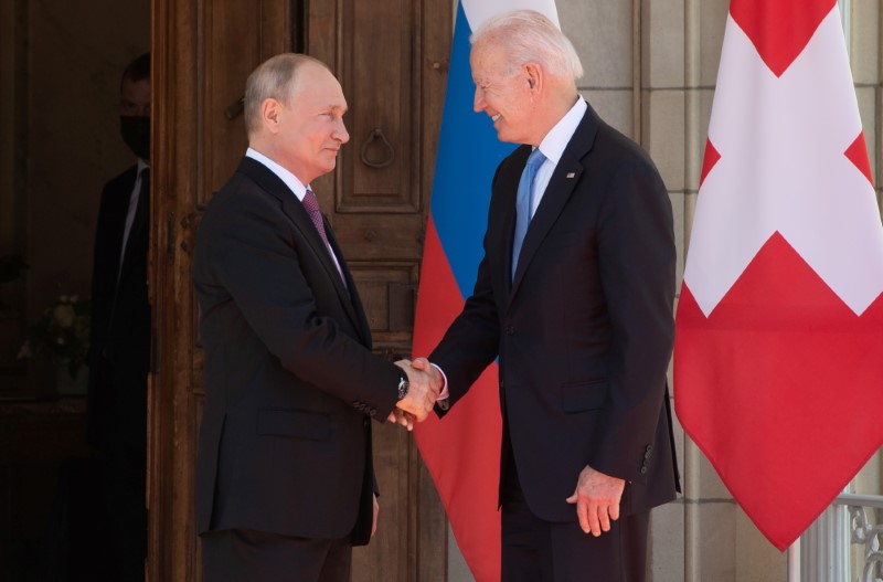 &copy; Reuters. الرئيس الأمريكي جو بايدن (إلى اليمين) يصافح نظيره الروسي فلاديمير بوتين قبل اجتماعهما في فيلا لا جرانج بجنيف يوم الأربعاء. صورة حصلت عليها ر