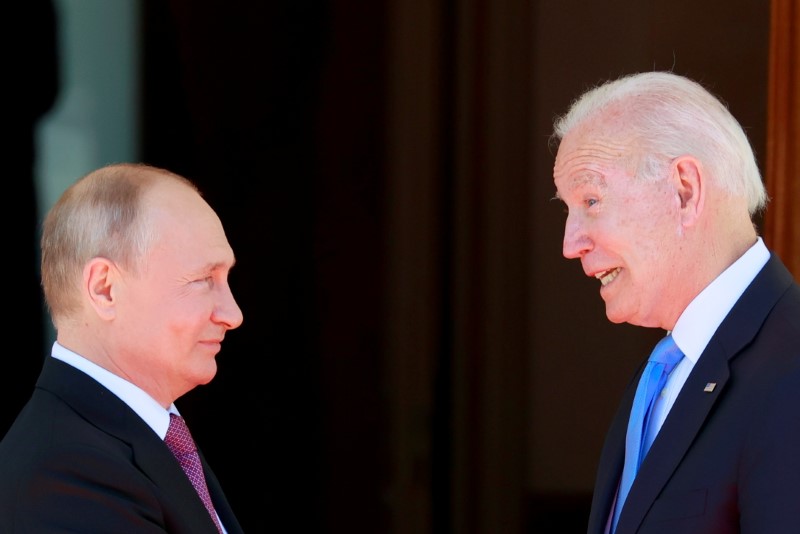 &copy; Reuters. الرئيسان الأمريكي جو بايدن (الي اليمين) والروسي فلاديمير بوتين في جنيف يوم الأربعاء. صورة لرويترز من ممثل لوكالات الأنباء.