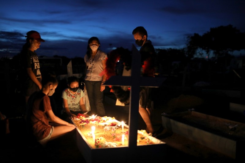 &copy; Reuters. Familiares visitam túmulo de vítima da Covid-19 em Manaus (AM) 
08/05/2021
REUTERS/Bruno Kelly