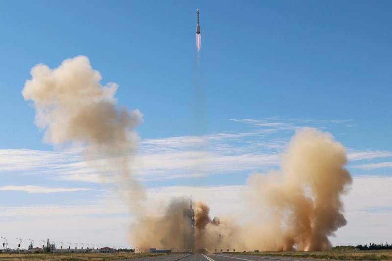 &copy; Reuters. 　６月１７日、中国北西部の甘粛省にある酒泉衛星発射センターから午前９時２２分（日本時間同１０時２２分）、有人宇宙船「神舟１２号」が運搬ロケット「長征２号Ｆ遥１２」で打ち上
