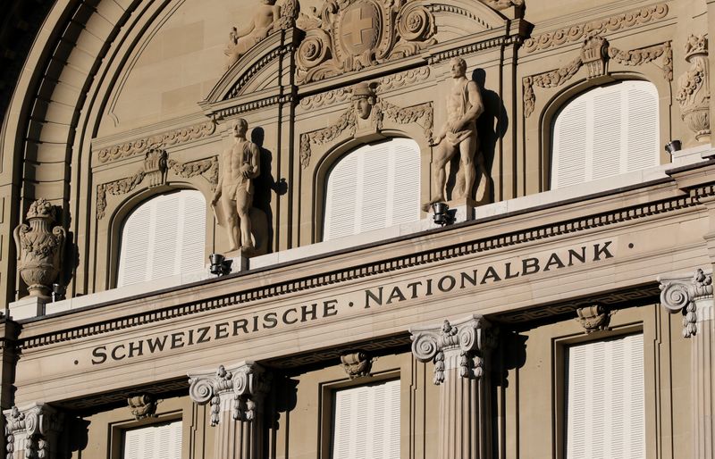 &copy; Reuters. FILE PHOTO: Statues are seen on the building of the Swiss National Bank (SNB) in Bern, Switzerland May 20, 2020.  REUTERS/Arnd Wiegmann/File Photo