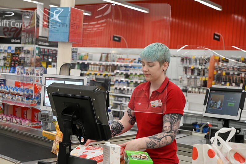&copy; Reuters. 　６月１７日、豪公正労働委員会（ＦＷＣ）は、来年度（７月からの１年間）の最低賃金を２．５％引き上げると発表した。写真はシドニーのスーパーマーケットで働くレジ担当者。昨年６