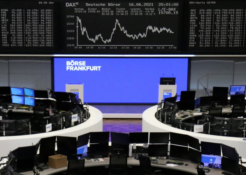 &copy; Reuters. FOTO DE ARCHIVO: El gráfico del índice bursátil alemán DAX en el interior de la Bolsa  de Fráncfort, Alemania, el 16 de junio de 2021. REUTERS/Personal