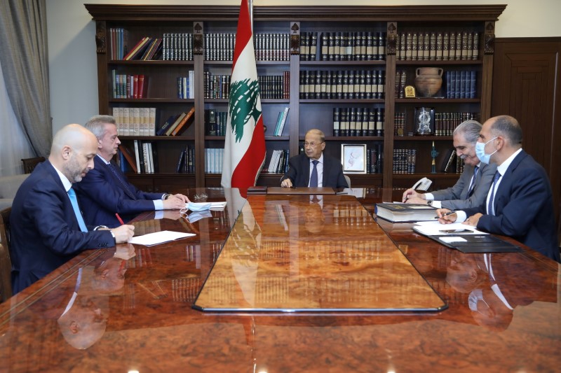 &copy; Reuters. FILE PHOTO: Lebanon's President Michel Aoun meets with Lebanon's Central Bank Governor Riad Salameh at the presidential palace in Baabda, Lebanon June 3, 2021. Dalati Nohra/Handout via REUTERS 