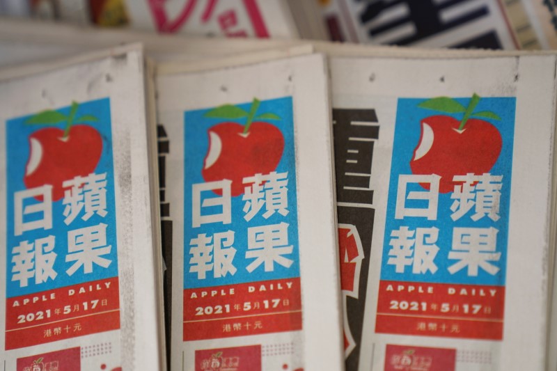 &copy; Reuters. FOTO DE ARCHIVO: Varios ejemplares del periódico Apple Daily en un puesto de venta de prensa en Hong Kong, el 17 de mayo de 2021. REUTERS/Lam Yik