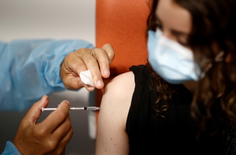 &copy; Reuters. Le ministre de la Santé Olivier Véran a lancé jeudi un "appel solennel" aux soignants afin de les inciter à se faire davantage vacciner contre le COVID-19, évoquant pour la première fois l'éventualité d'une obligation vaccinale pour ces population