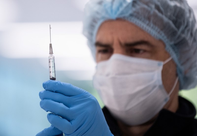&copy; Reuters. FOTO DE ARCHIVO: Un trabajador sanitario prepara una vacuna contra la COVID-19 en un centro de vacunación en Sídney