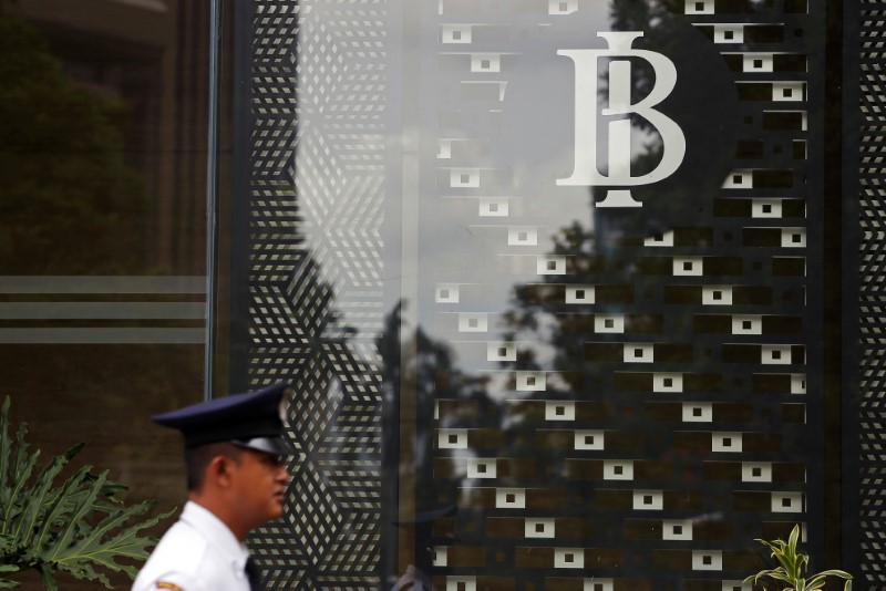 &copy; Reuters. FILE PHOTO: A security member walks as he patrols at Bank Indonesia headquarters in Jakarta, Indonesia, January 17, 2019. REUTERS/Willy Kurniawan