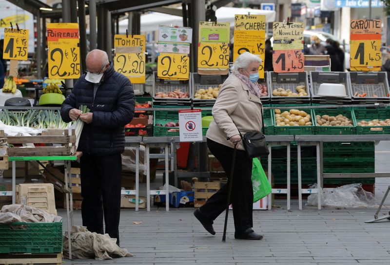 &copy; Reuters. FILE PHOTO: People, wearing a protective face masks, shop at a local market amid the coronavirus disease (COVID-19) outbreak in Nice, France, March 4, 2021.   REUTERS/Eric Gaillard