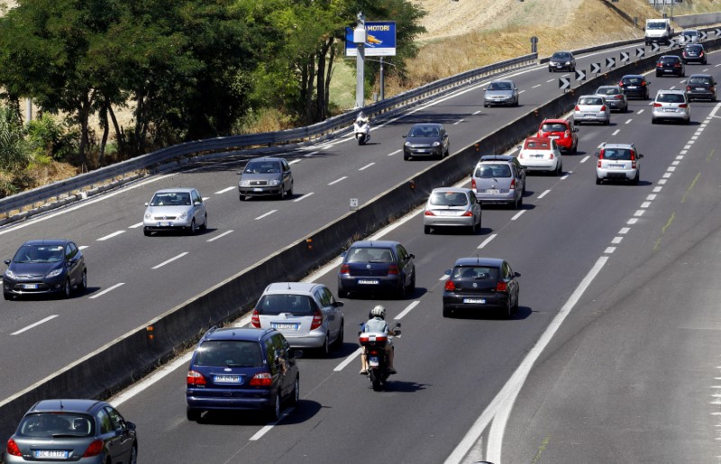 &copy; Reuters. Traffico sull'autostrada a Roma.  REUTERS/Giampiero Sposito