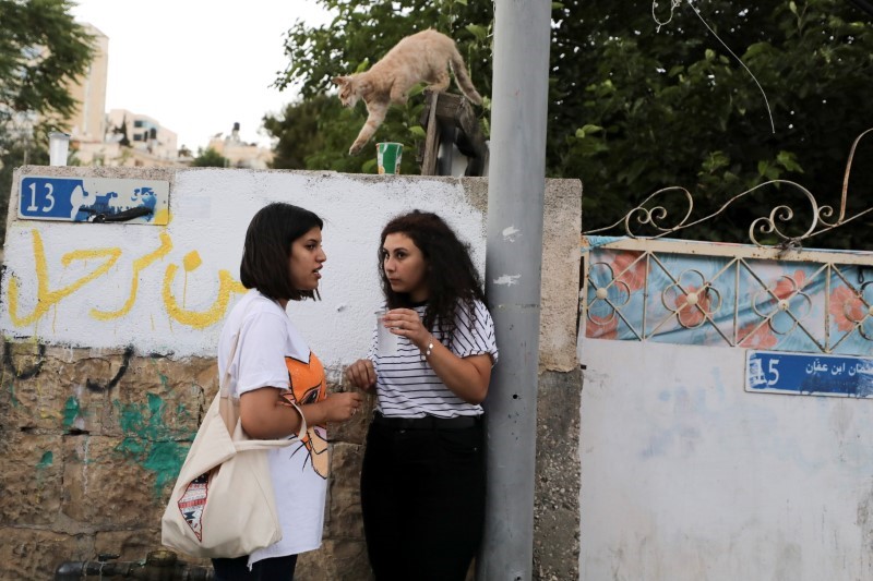 &copy; Reuters. تالا أبو دياب التي تسكن في منزل مع أسرتها في حي الشيخ جراح بالقدس وهي تتحدث إلى إحدى صديقاتها في صورة التُقطت يوم 14 يونيو حزيران 2021. تصوير: عم