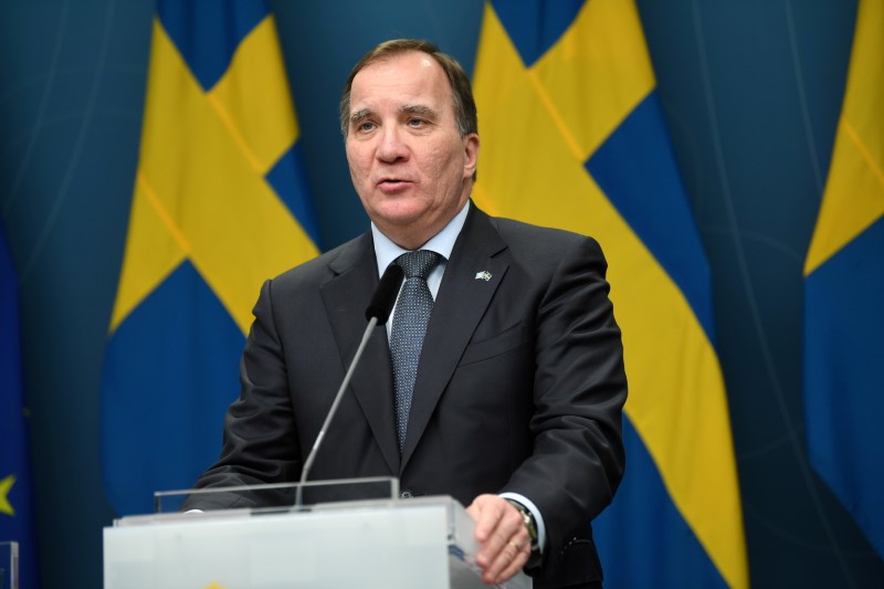 &copy; Reuters. Le Premier ministre suédois, Stefan Löfven (photo), est menacé par un vote de défiance lundi au Parlement, une initiative lancée par le parti d'extrême droite des Démocrates, soutenue par d'autres partis d'opposition, et qui pourrait entraîner des