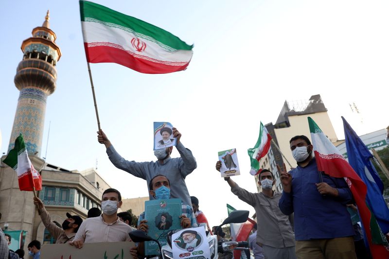 &copy; Reuters. مؤيدون لإبراهيم رئيسي المرشح في الانتخابات الرئاسية الإيرانية في تجمع انتخابي في طهران يوم الأربعاء. صورة حصلت عليها رويترز من وكالة أنباء 