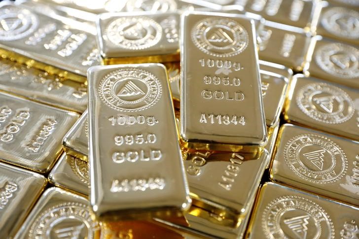 &copy; Reuters. 1 kg. gold bars are seen on a production line in Ahlatci Metal Refinery in the central Anatolian city of Corum, Turkey, May 11, 2017. Picture taken May 11, 2017. REUTERS/Umit Bektas/File photo