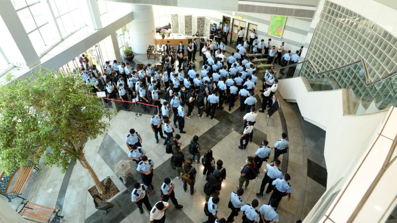 © Reuters. Police officers gather at the headquarters of Apple Daily in Hong Kong, China June 17, 2021. Apple Daily/Handout via REUTERS