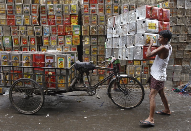 &copy; Reuters. Trabalhador carrega latas de óleo vegetal
27/08/2015
REUTERS/Rupak De Chowdhuri