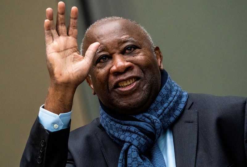 &copy; Reuters. L'ancien président ivoirien Laurent Gbagbo (photo) est arrivé jeudi par avion à Abidjan en provenance de Bruxelles, marquant son retour au pays pour la première fois depuis qu'il a été chassé du pouvoir en 2011, alors que des foules se sont massée