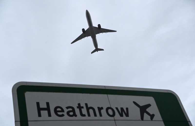 &copy; Reuters. Avião decola do aeroporto de Heathrow, em Londres
04/02/2021 REUTERS/Toby Melville/File Photo