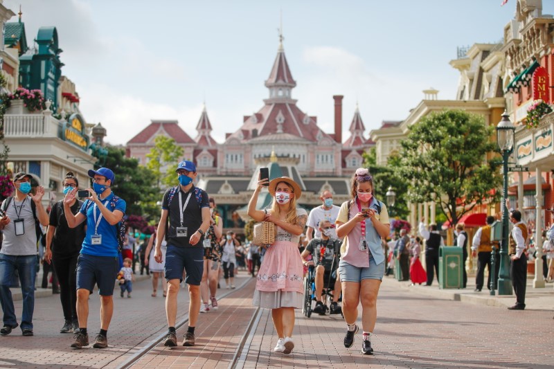 &copy; Reuters. Visitors wear protective face masks at Disneyland Paris as the theme park reopens its doors to the public in Marne-la-Vallee, near Paris, following the coronavirus disease (COVID-19) outbreak in France, June 17, 2021. REUTERS/Gonzalo Fuentes
