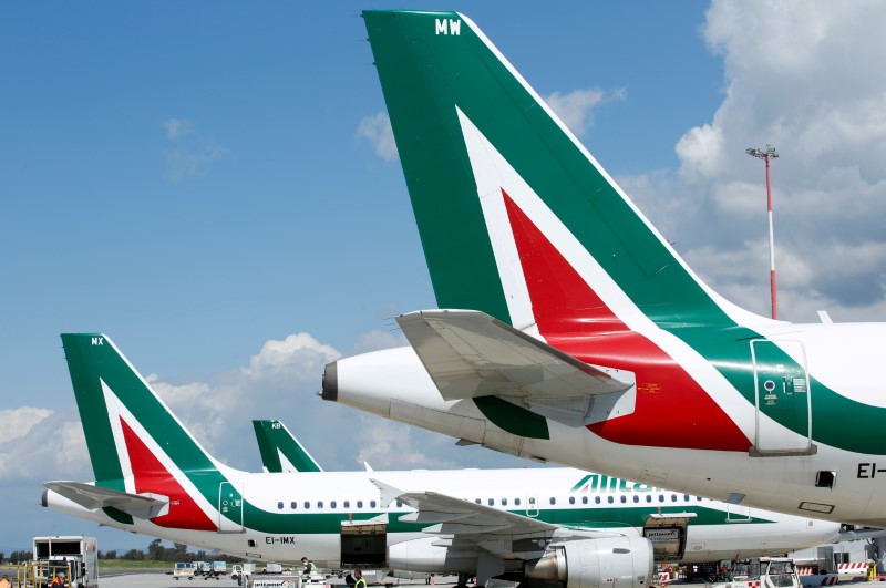 &copy; Reuters. Alcuni aerei Alitalia sulla pista dell'aeroporto internazionale di Fiumicino a Roma, Italia, 15 aprile 2021. REUTERS/Remo Casilli

