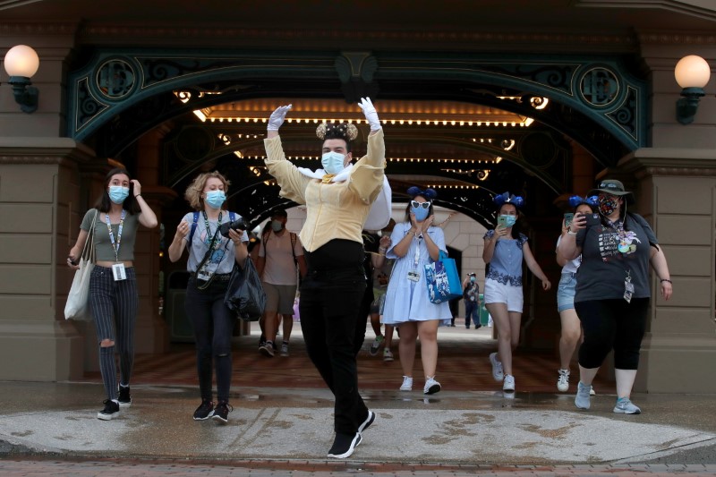 © Reuters. Visitors wear protective face masks at Disneyland Paris as the theme park reopens its doors to the public in Marne-la-Vallee, near Paris, following the coronavirus disease (COVID-19) outbreak in France, June 17, 2021. REUTERS/Gonzalo Fuentes