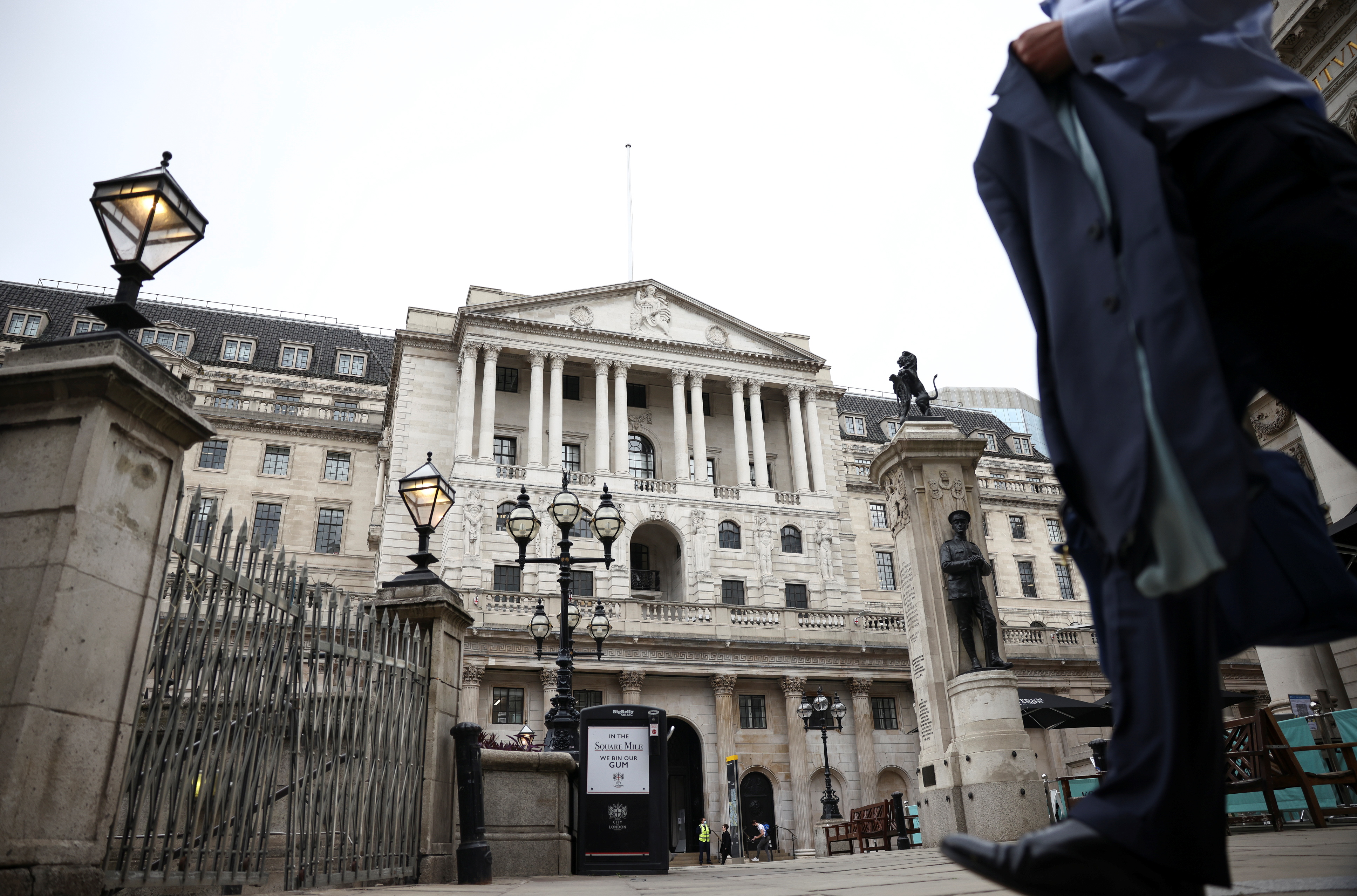 &copy; Reuters. FILE PHOTO: A person walks past the Bank of England in the City of London financial district, in London, Britain, June 11, 2021. REUTERS/Henry Nicholls