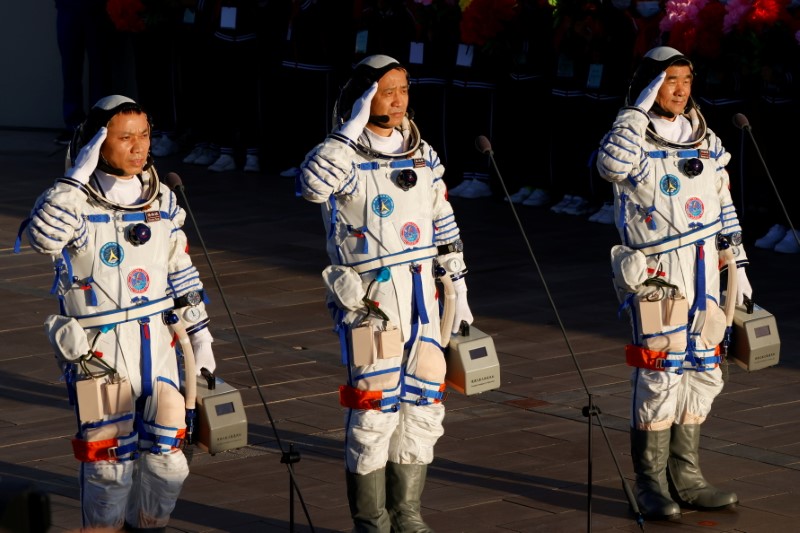 &copy; Reuters. Astronautas chineses Nie Haisheng, 56, Liu Boming, 54, e Tang Hongbo, 45, antes de lançamento que os levará ao espaço
17/06/2021 REUTERS/Carlos Garcia Rawlins