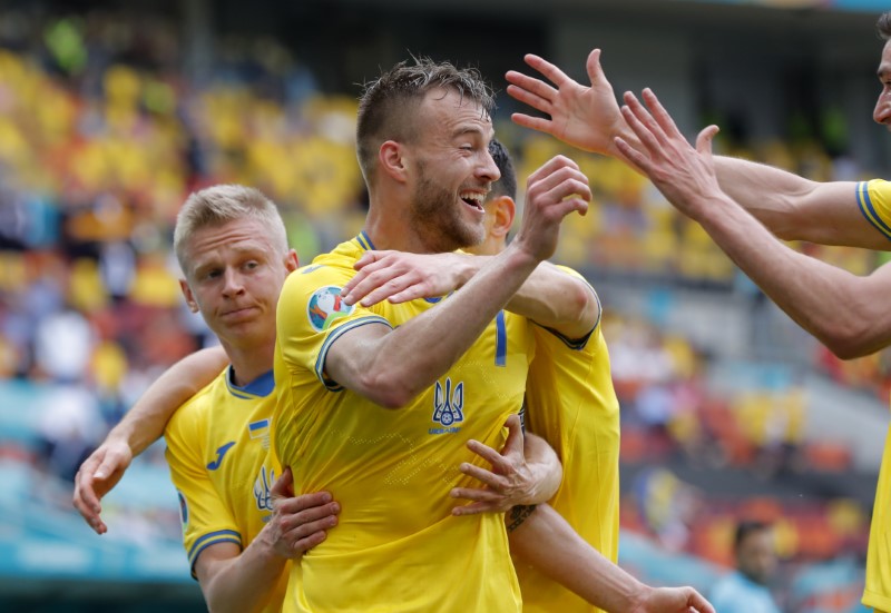 &copy; Reuters. لاعب أوكرانيا أندريه يارمولنكو يحتفل بتسجيل الهدف الأول امام مقدونيا الشمالية ببطولة أوروبا لكرة القدم يوم الخميس. صورة لرويترز.