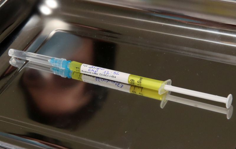 &copy; Reuters. Una dose del vaccino CureVac, oppure un placebo, fotografato durante uno studio condotto dalla casa farmaceutica tedesca. Bruxelles, 2 marzo 2021. REUTERS/Yves Herman/File Photo