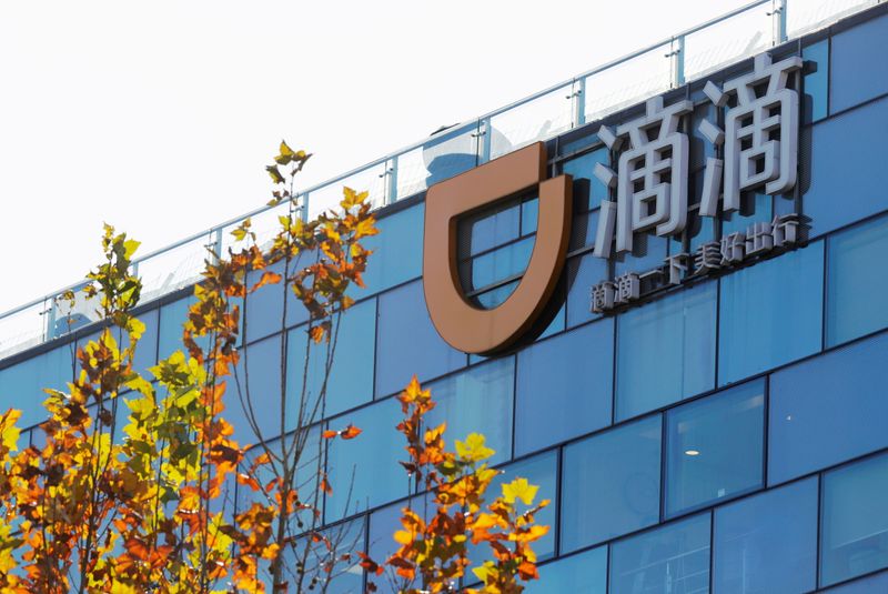 &copy; Reuters. Logotipo da Didi Chuxing, no edifício sede da companhia em Pequim. 20/11/2020. REUTERS/Florence Lo