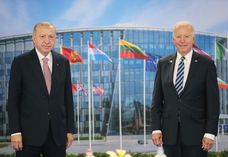&copy; Reuters. الرئيس الأمريكي جو بايدن (إلى اليمين) وبجواره نظيره التركي رجب طيب أردوغان خلال اجتماع في بروكسل يوم 14 يونيو حزيران 2021. صورة من الرئاسة الترك