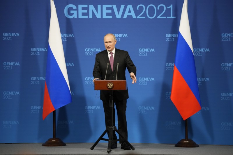 &copy; Reuters. بوتين يتحدث خلال مؤتمر صحفي في جنيف يوم الاربعاء. صورة من ممثل لوكالات الأنباء. 