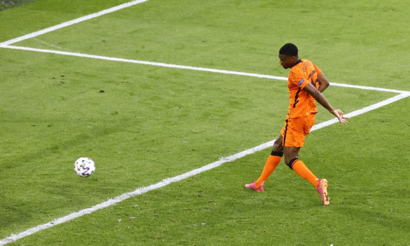 &copy; Reuters. دمفريس يحرز هدف هولندا الثاني في شباك النمسا ببطولة اوروبا لكرة القدم يوم الخميس. صورة من ممثل لوكالات الأنباء. 