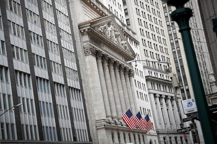 &copy; Reuters. 米国株式市場は、米景気回復への信頼感からハイテク株に買いが入り、ナスダック総合が上昇した。写真はニューヨーク証券取引所で３月撮影（２０２１年　ロイター／Brendan McDermid）