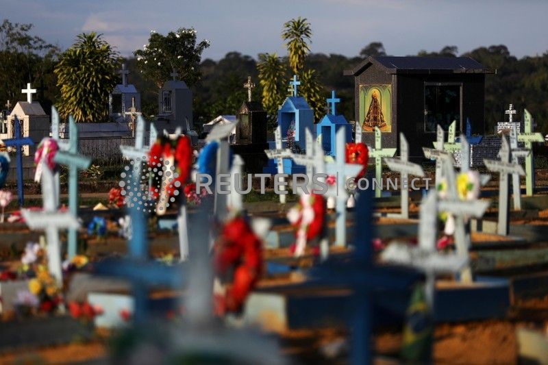 &copy; Reuters. Cemitério em Manaus
 20/5/2021  REUTERS/Bruno Kelly