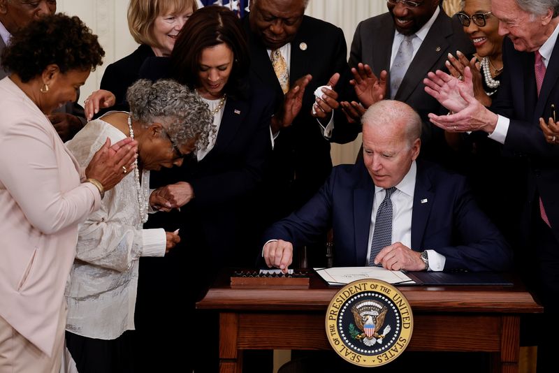 &copy; Reuters. Biden sanciona criação de feriado para marcar o fim da escravidão nos EUA 
 17/6/2021   REUTERS/Carlos Barria