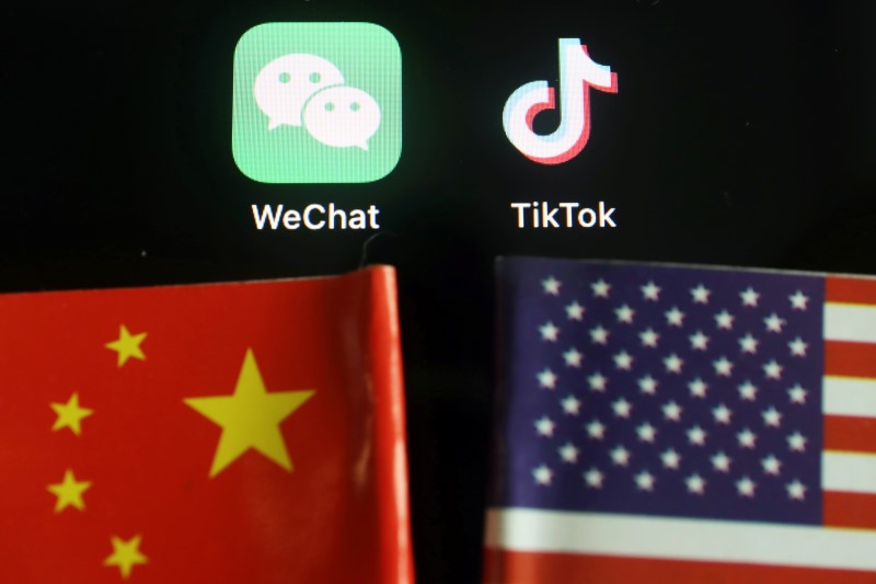 &copy; Reuters. La aplicación de mensajería WeChat y la aplicación de videos cortos TikTok se ven cerca de las banderas de China y EEUU. En esta imagen de ilustración tomada el 7 de agosto de 2020. REUTERS/Florence Lo/Illustration/Files