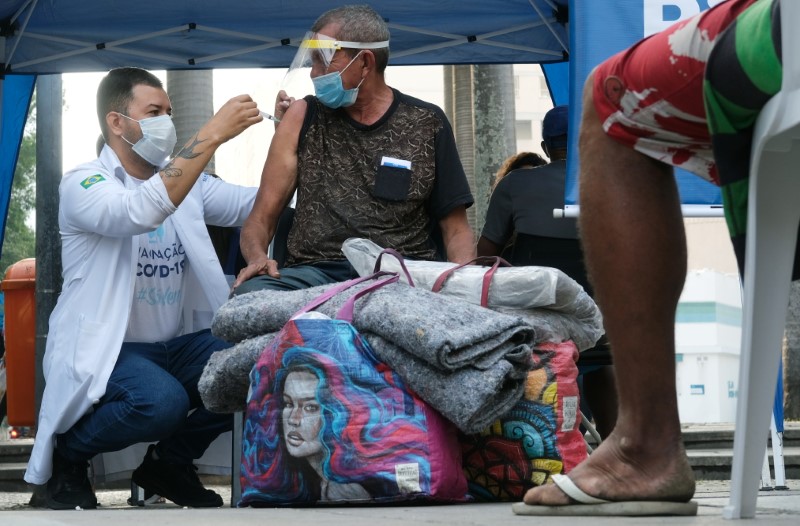 &copy; Reuters. Vacinação de moradores em situação de rua no Rio de 
27/1/2021 REUTERS/Ricardo Moraes