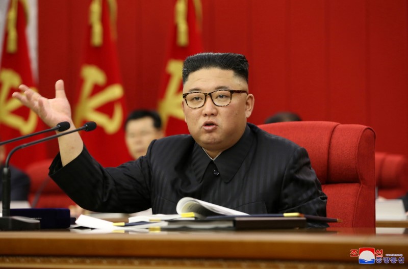 &copy; Reuters. زعيم كوريا الشمالية كيم جونج أون خلال افتتاح الجلسة العامة للجنة المركزية لحزب العمال الكوريين الحاكم في بيونجيانج في صورة غير مؤرخة نشرت ي