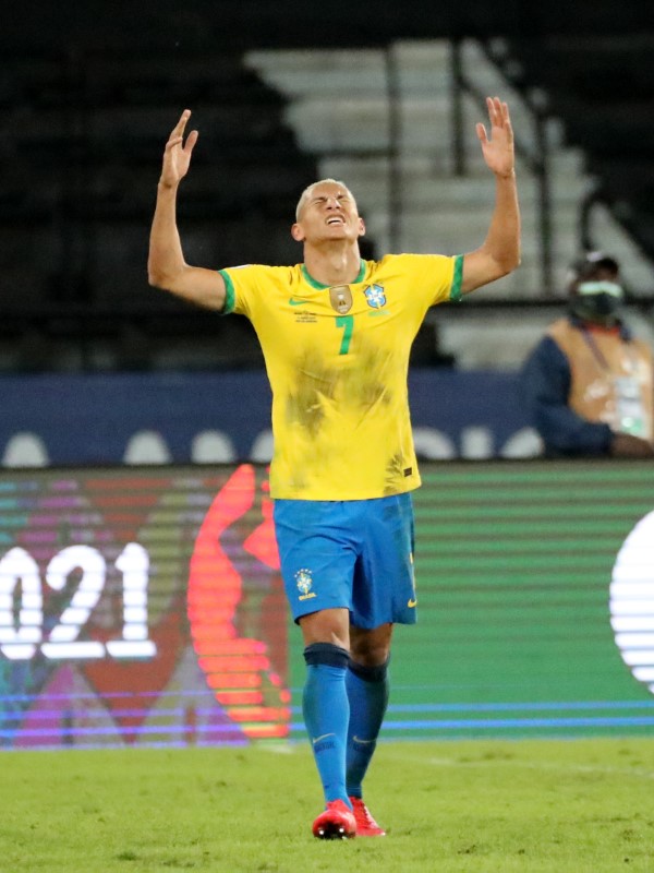 &copy; Reuters. ريتشارليسون لاعب البرازيل يحتفل بتسجيل هدف لفريقه أمام بيرو في كأس كوبا أمريكا لكرة القدم ليل الخميس. تصوير: سيرجيو مورايس - رويترز.