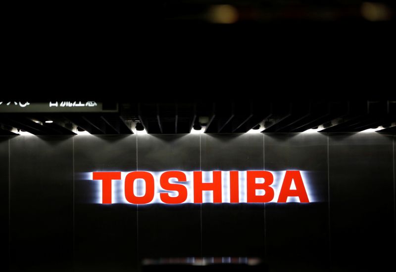 &copy; Reuters. FILE PHOTO: The logo of Toshiba Corp. is seen at the company's facility in Kawasaki, Japan June 10, 2021.   REUTERS/Kim Kyung-Hoon