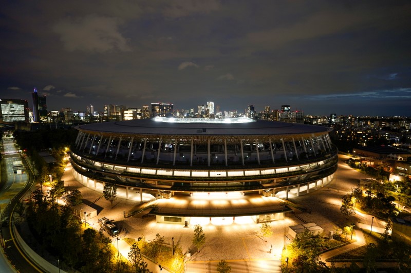 &copy; Reuters. La présidente du comité d'organisation des JO de Tokyo 2020 souhaite autoriser jusqu'à 10.000 spectateurs dans les stades olympiques, selon le journal Sankei, qui s'inquiète du fait que les Jeux d'été pourraient provoquer une nouvelle flambée des i