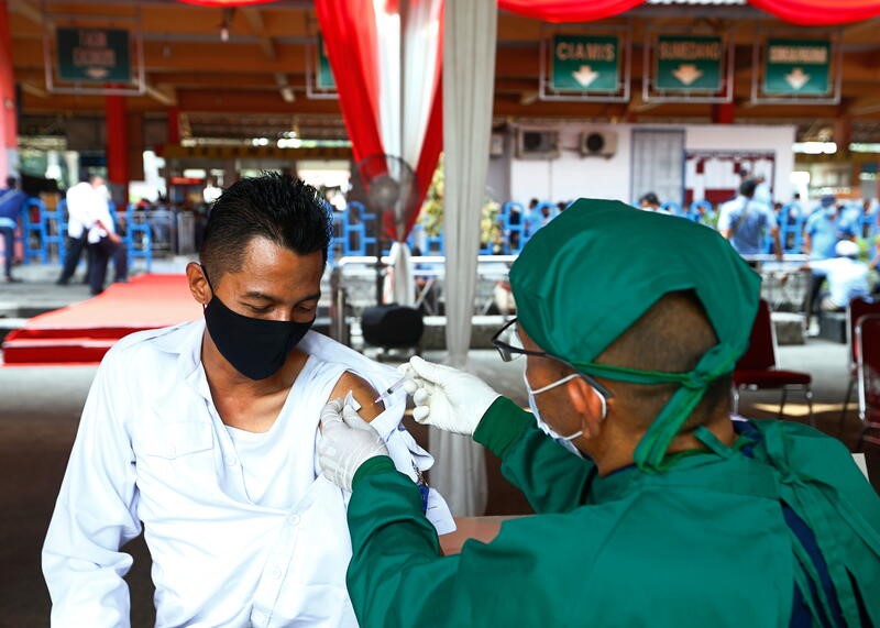 &copy; Reuters. 　６月１８日、世界銀行は今週、インドネシアの新型コロナウイルス対策および経済改革を支援するため、１３億ドルに上る２件の融資を承認した。写真はインドネシアのジャカルタでのワ