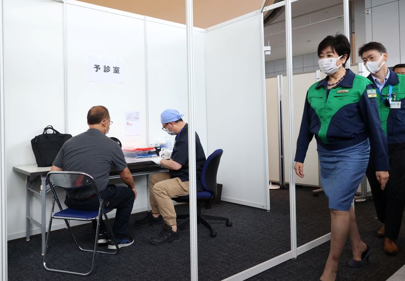 &copy; Reuters. 　　６月１８日、東京都はこの日新たに４５３人の新型コロナウイルス感染が確認されたと発表した。ワクチン接種会場を視察する小池都知事（２０２１年　ロイター／Yoshikazu Tsuno/Pool via RE